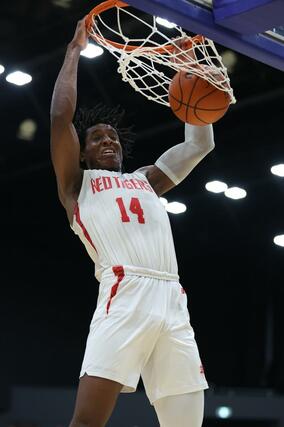 開志国際－日本航空　第３クオーター、開志国際のネブフィ・ケルビン・シェミリーがダンクシュートを決め、６５－４７＝福岡市