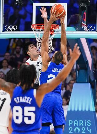 日本-フランス 第4クオーター、シュートを阻む渡辺飛=リール(共同)