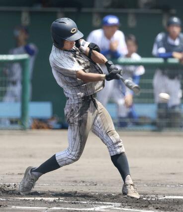 新発田中央－佐渡総合　６回新発田中央２死三塁、柱野海音が左前に適時打を放ち、５－０とリードを広げる＝新発田市五十公野公園野球場