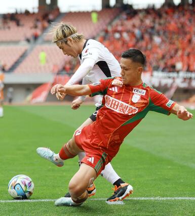 金沢戦で相手と競り合うFW小野裕二。後半戦へ攻撃陣の奮起が鍵を握る=4日、ビッグスワン(写真映像部・立川悠平)