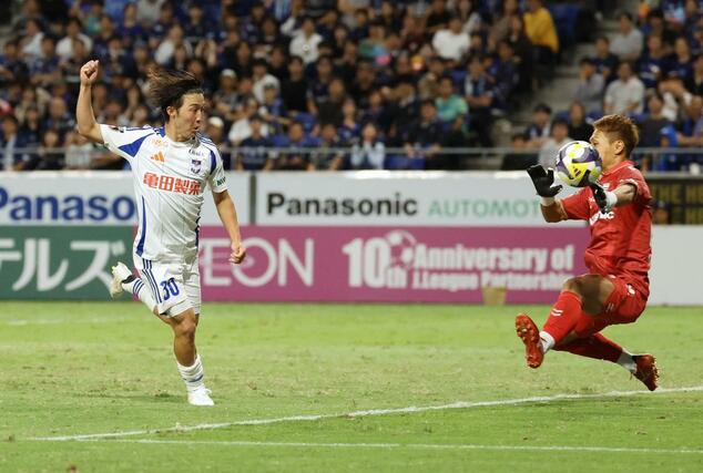 後半、ＭＦ奥村仁（左）がゴールを決めて２－１＝パナソニックスタジアム吹田