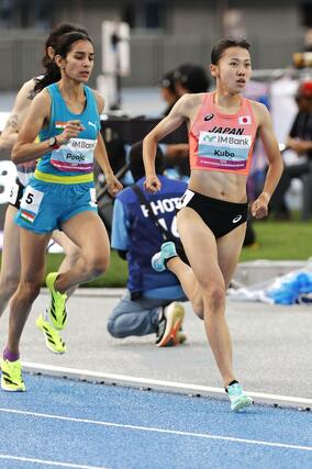 女子８００メートル予選　力走する久保凜（右）＝亀尾
