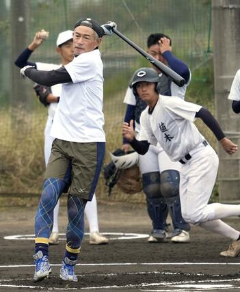 実戦形式の練習でノックをするイチローさん=9日、長岡市