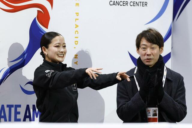 キスアンドクライで得点を聞く渡辺倫果。右は中庭健介コーチ=レークプラシッド(共同)