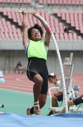 男子棒高跳び2位の鬼山結翔(刈羽)=ビッグスワン
