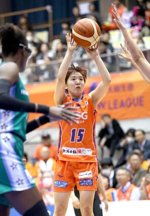 新潟－日立ハイテク　第４クオーター、野坂葵がジャンプシュートを決めて３３－６８＝鳥屋野総合体育館