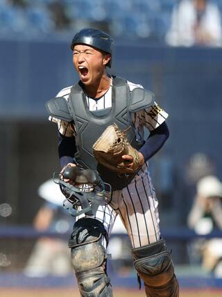 帝京長岡－新潟明訓　７回のピンチを最少失点で切り抜け、雄たけびを上げる帝京長岡の捕手有馬凛空＝エコスタ
