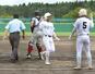 3回1死1塁で2点本塁打を放ち笑顔で生還する長岡大手の関将大=柏崎市佐藤池