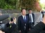 田中角栄元首相の生家を訪れ、墓参後に取材に応じる小沢一郎元衆院議員（中央）＝１９日、柏崎市