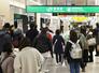 混雑する新潟駅、みどりの窓口には行列ができた=6日、新潟市中央区