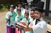 　韓国の伝統衣装を着て記念撮影をする外国人留学生＝５月、慶尚北道・慶山（聯合＝共同）