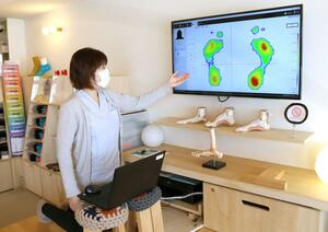 理学療法士による「足底圧計測会」。測定結果に基づき、自分でできるケアや靴・靴下選びの助言が受けられる=加茂市下条