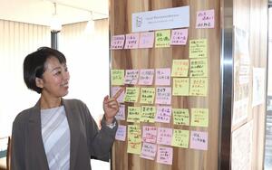 
お薦めスポットの紹介コーナーについて説明する高塚苑美さん＝南魚沼市浦佐
