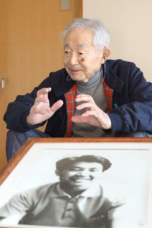 弟の孝司さんの写真を前に再会への思いを語る大沢昭一さん＝新潟市西蒲区