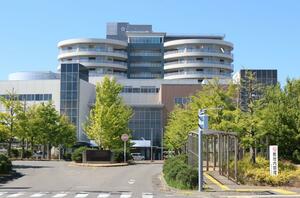 実質過去最大の赤字に陥るなど危機的状況が続く新潟市民病院=新潟市中央区鐘木