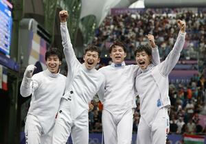 男子エペ団体準決勝で勝利し喜ぶ日本。左から加納虹輝、見延和靖、山田優、古俣聖=パリ(共同)