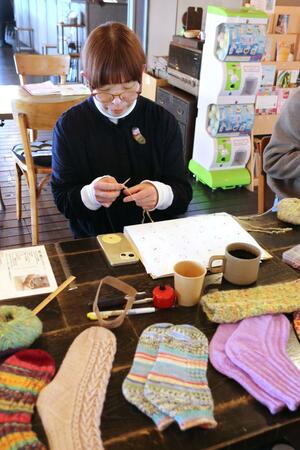 靴下編みのレッスンをする講師の山谷一美さん＝三条市元町
