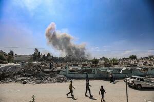 ガザ北部ガザ市近郊で、イスラエル軍による攻撃後に上がる煙=23日(ゲッティ=共同)