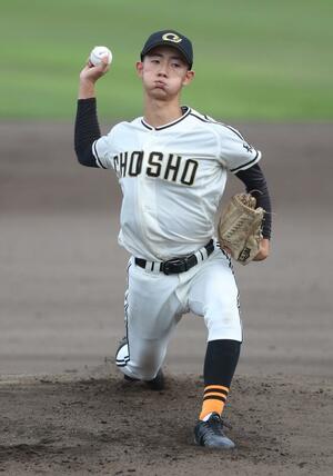 新発田南-長岡商 2度マウンドに上がった長岡商の主戦目黒愁汰=長岡市悠久山(長岡支社・芳本卓也)