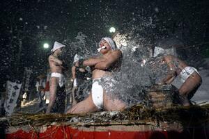 　神事「寒中みそぎ」で、冷水を浴びて身を清める下帯姿の「行修者」＝１３日夜、北海道木古内町の佐女川神社