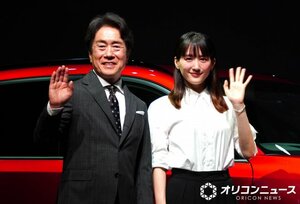 新型「MAZDA CX-5」発表会に登壇した（左から）毛籠勝弘氏、綾瀬はるか （C）ORICON NewS inc.