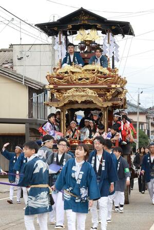 華やかなおしゃぎりが練り歩いた岩船大祭=村上市
