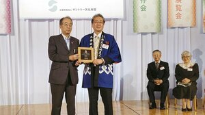 表彰を受ける加藤弘村長(前列右)=10月16日、大阪市北区
