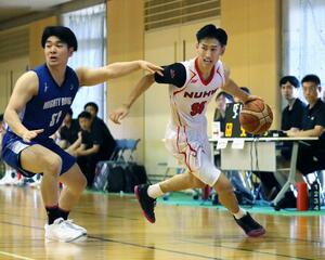 男子決勝 新潟医療福祉大-新潟経営大 攻め込む川村愛斗(右)=新潟市