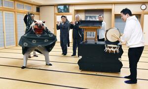 本番に向けて動きを確認した蓮潟神楽保存会のメンバー