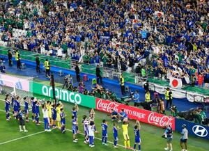 チュニジアに勝利した日本の選手たちに声援を送るサポーター=21日、モンテレイ(共同)