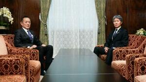 会談に臨む自民党の磯崎参院国対委員長(右)と立憲民主党の斎藤国対委員長=6日午後、国会