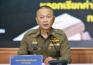　記者会見するタイ警察のタッチャイ副長官＝３日、バンコク（タイ警察提供、共同）
