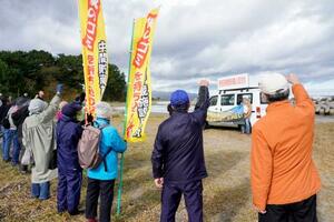 使用済み核燃料の搬入に反対する住民ら=27日午前、青森県むつ市