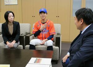 全国大会優勝を佐野大輔市長(右)に報告する、吉田中3年の浅井隼さん(中央)。左は母の育美さん=燕市吉田西太田