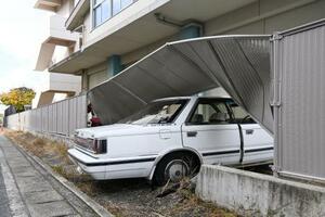 乗用車が高校のフェンスを突き破った岡山市中区の事故現場=3日午後1時1分