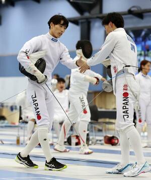 試合形式の練習を終え、仲間と握手をする古俣聖(左)=東京都北区(写真映像部・新井田悠)