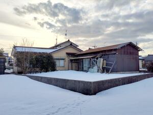 死体遺棄の疑いで容疑者が逮捕された事件の現場となった空き家=2月25日、聖籠町次第浜