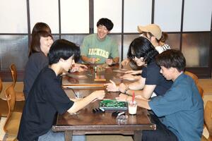 TREEの「夜カフェ」でボードゲームを楽しむ参加者=三条市仲之町