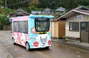 弥彦村が導入した2台目の自動運転バス。公共交通の空白域だった村役場-井田上児童バス停を走る=5月7日、同村井田