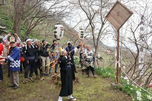 棒振りや豆まき、流鏑馬などが披露された大倉祭り=12日、佐渡市大倉の大幡神社