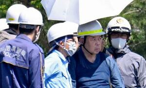 磐越自動車道バス事故の実況見分に立ち会う若山哲夫容疑者(右から2人目)=18日午前9時32分、福島県郡山市