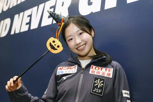 優勝から一夜明け、撮影に応じる中井亜美=19日、アンジェ(共同)
