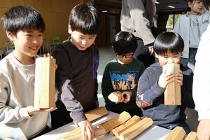 森林の役割を学んだり、佐渡産の木材に触れたりして魅力を学んだ出前授業=佐渡市赤泊