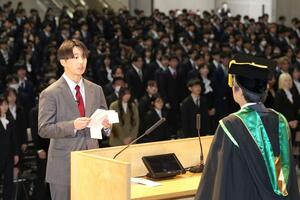 新潟大の入学式で誓いを述べる新入生代表の熊倉悠太さん=3日、新潟市中央区