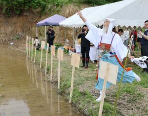棚田で豊作を祈る「お田植え祭」=長岡市川口木沢
