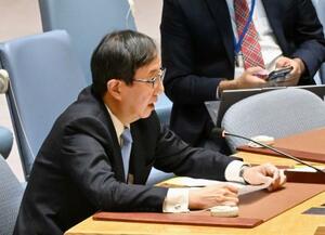 28日、国連安全保障理事会の会合で発言する山崎和之国連大使=米ニューヨーク(共同)