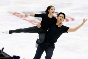 公式練習で調整するペアの三浦璃来(左)、木原龍一組=レークプラシッド(共同)