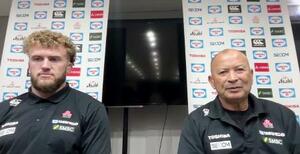 ウェールズ戦を前にオンラインで記者会見するラグビー日本代表のジョーンズHC。左はディアンズ=13日