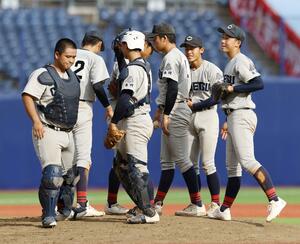 高校野球 決勝 中越-新潟明訓 8回裏のピンチでマウンドに集まる中越内野陣=9月26日、ハードオフエコスタジアム