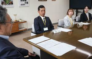 関口市長と話す新隊員。右から板垣さん、加藤さん、杉山さん=6月3日、十日町市役所